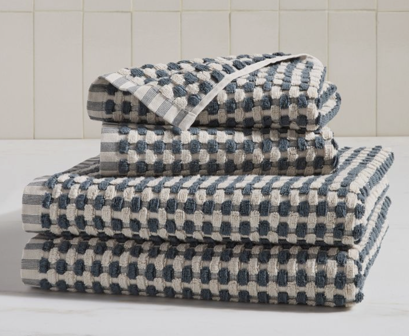 Dotted bath towel set