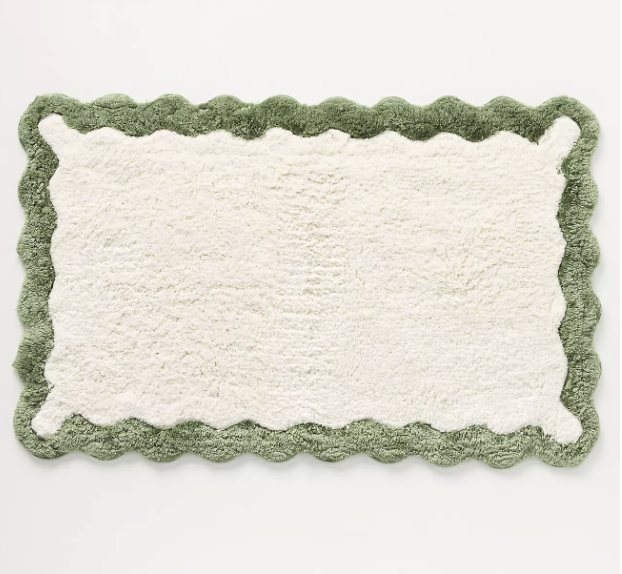 scalloped bath mat with colored edge